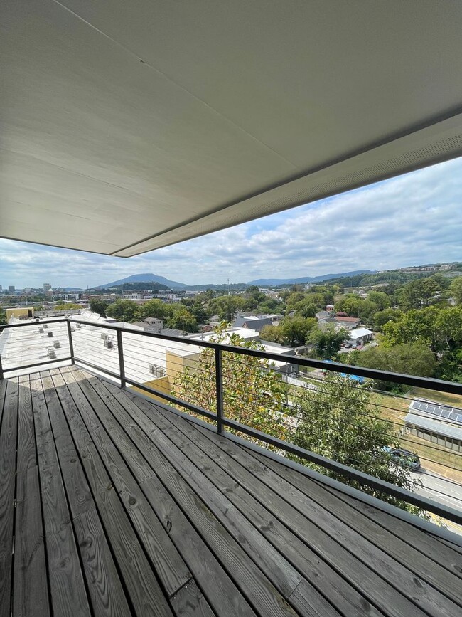 Building Photo - Three levels of views