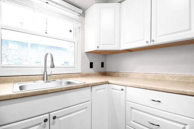 Building Photo - 1226 Woodbrook Cir W