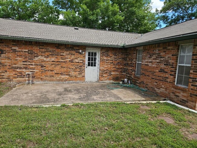 Building Photo - 102 Stubblefield Dr