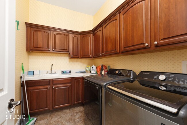 Building Photo - Beautiful home located in the gated commun...