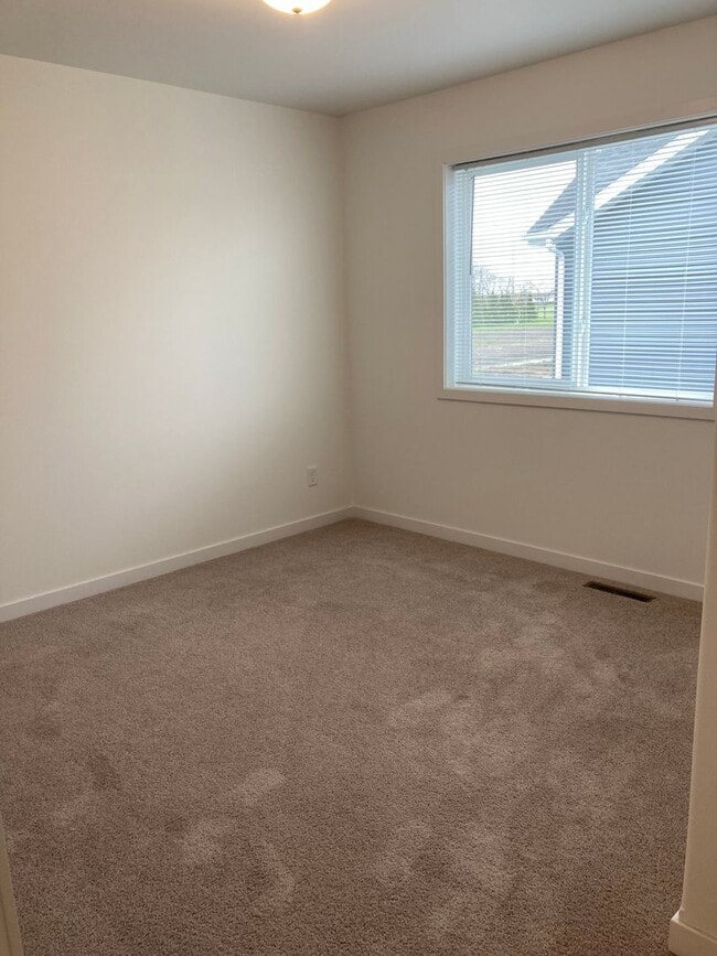 Building Photo - 4 Bed 2 Bath Single Family Home