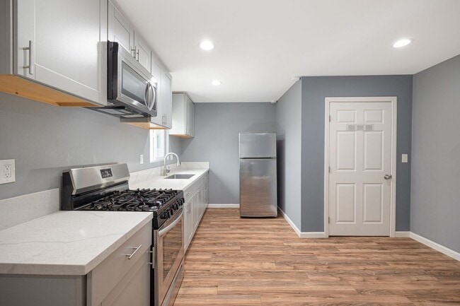 Building Photo - * LOW SECURITY DEPOSIT * Recently Renovate...