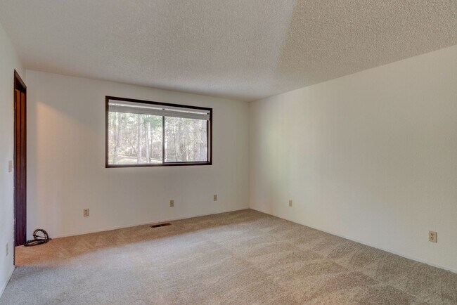 Building Photo - Large Private Rural Home Just West of Downtown Oak Harbor on 5 acres