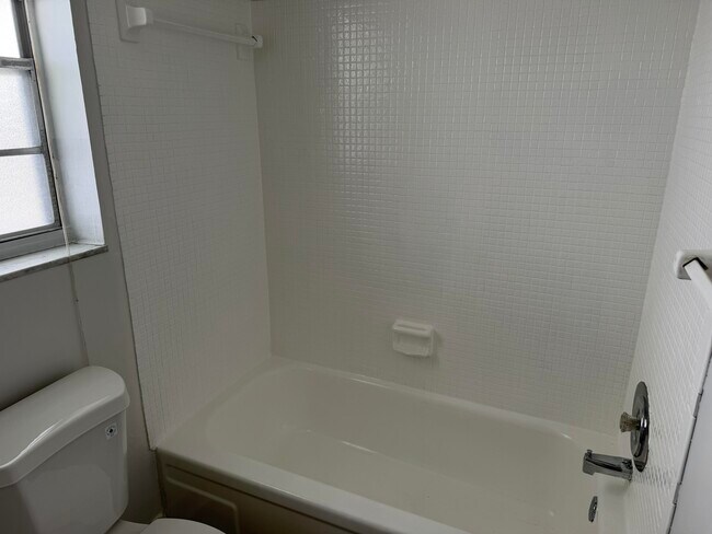 Building Photo - 1113 Lake Terrace