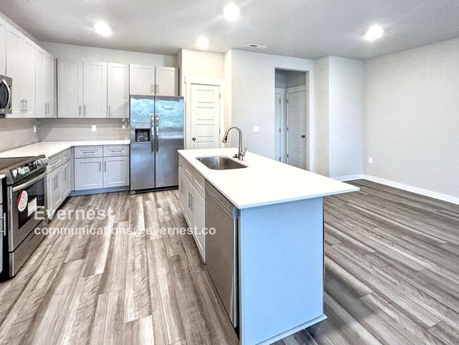 Building Photo - 549 Swanholme Dr