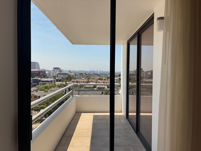 Building Photo - AVAILABLE NOW!