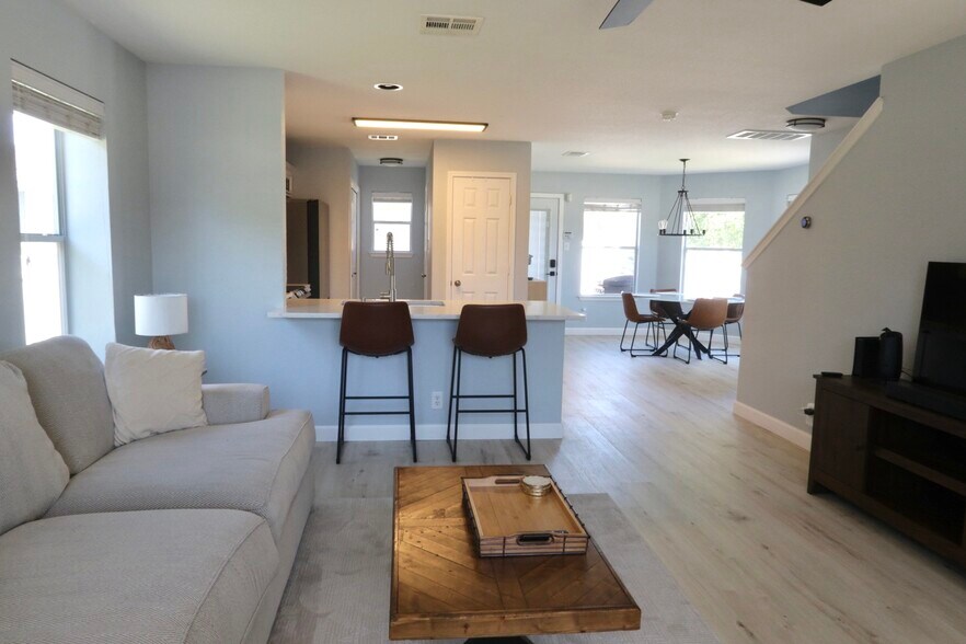 Building Photo - 500 Rolling Oak Dr