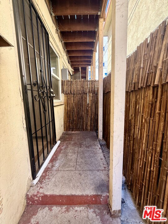 Building Photo - 934 1/2 S Berendo St
