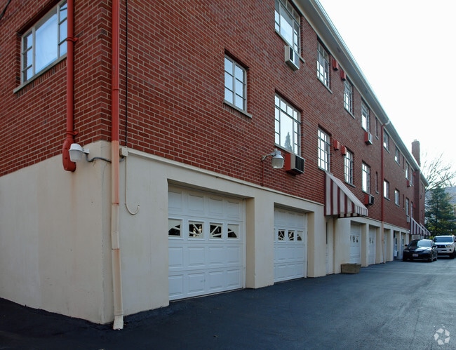 Building Photo - 645 Highland Ave