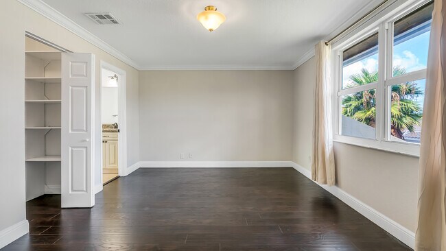 Building Photo - 5611 NW 118th Dr