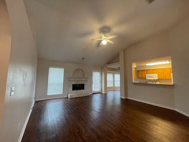 Building Photo - **COMING SOON** Large Three bedroom in Orange Park