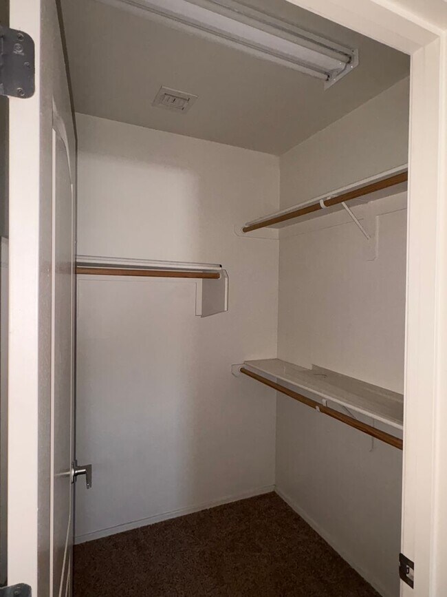Building Photo - Must See 3 bedroom home! Near Downtown and...