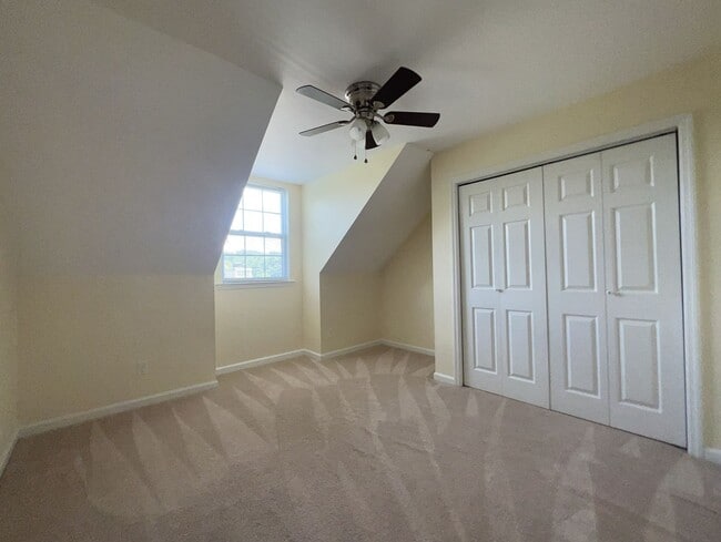 Building Photo - Charming Townhome
