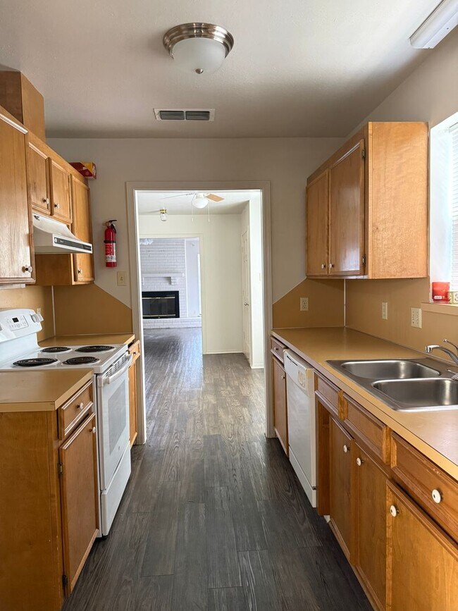 Building Photo - 2 Bedroom/ 2 Bathroom Townhome
