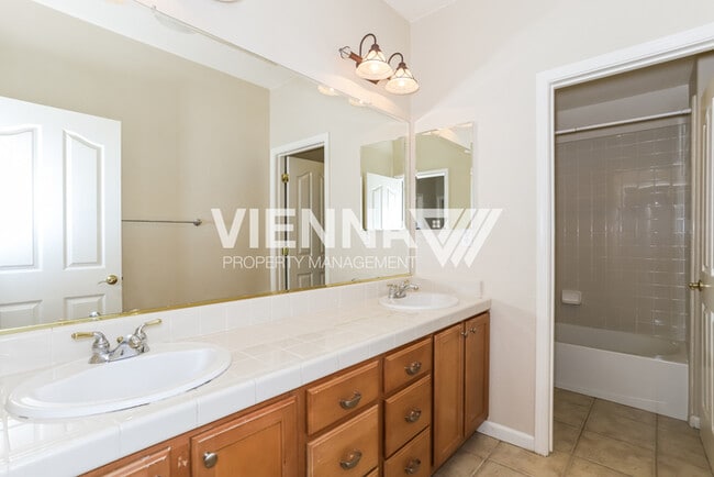 Building Photo - Beautiful 4 Bedroom Home in Great Location