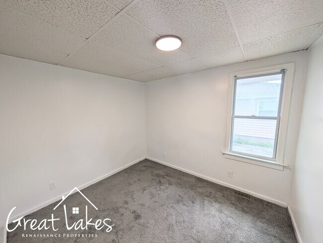 Building Photo - Stunning 3 Bedroom 1 Bathroom now availabl...