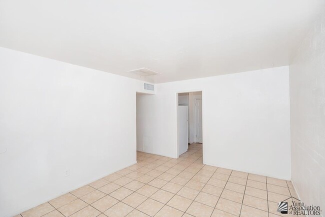 Building Photo - 276 S 17th Ave