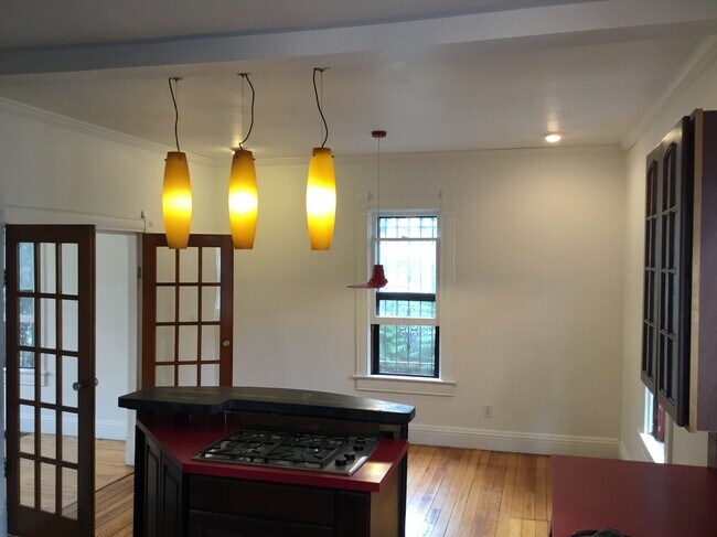 Building Photo - 831 S Cascade Ave