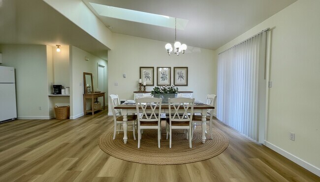 Building Photo - MOVE-IN READY LUXURY RENTAL - Beautifully Renovated 3 Bedroom, 2 Bathroom Duplex in Quiet Cul-de-...