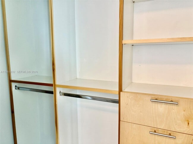 Building Photo - 1800 N Bayshore Dr