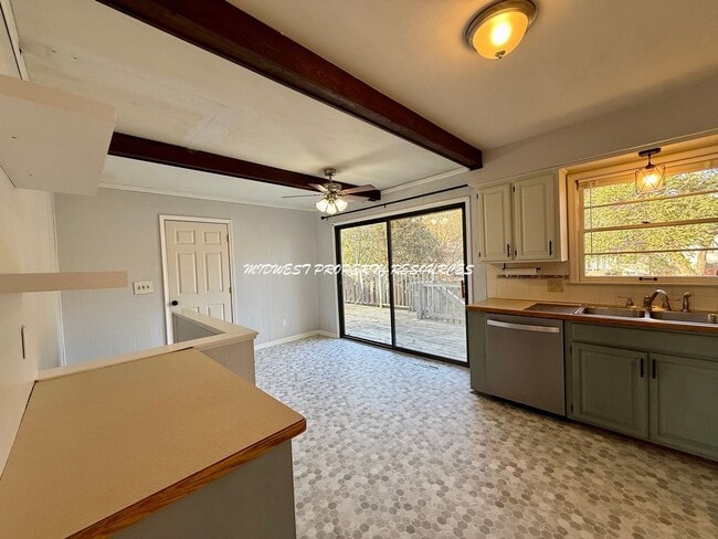 Building Photo - 4 Bedroom Home Near Downtown Lee’s Summit