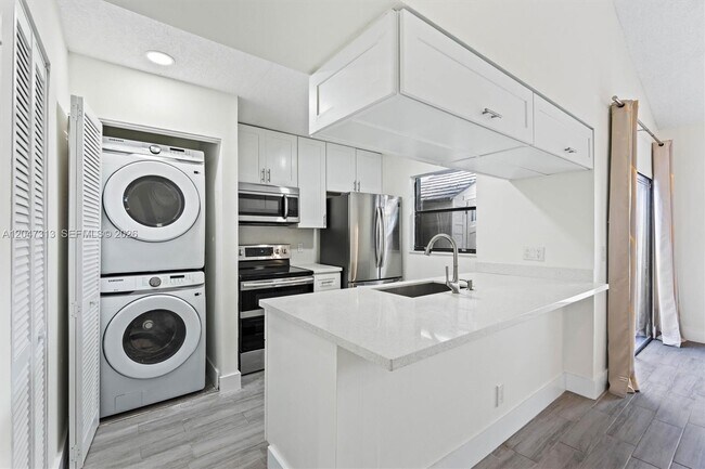 Building Photo - 2025 SW 82nd Ave