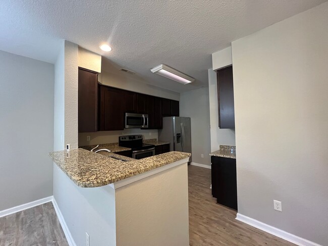 Building Photo - Welcome home - Trilevel H20 Townhome!