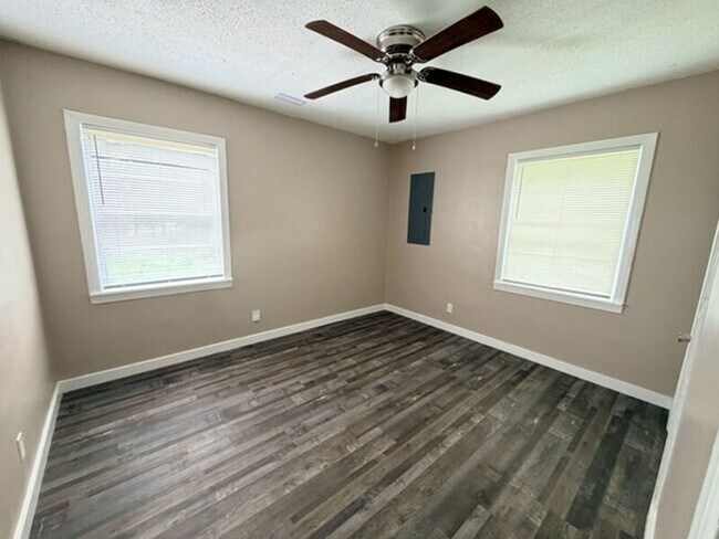 Building Photo - 1600 Holbrook Ave