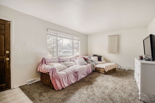 Building Photo - Spacious Cul-de-Sac Home Near CSU