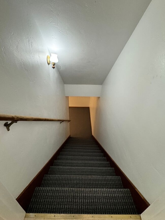 Building Photo - Large lower valley home, freshly remodeled...