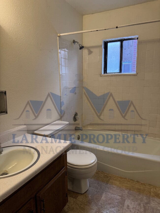 Building Photo - 4 Bed 1.5 Bath Townhouse Style Apartment