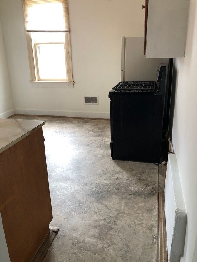 Building Photo - 808 W King St