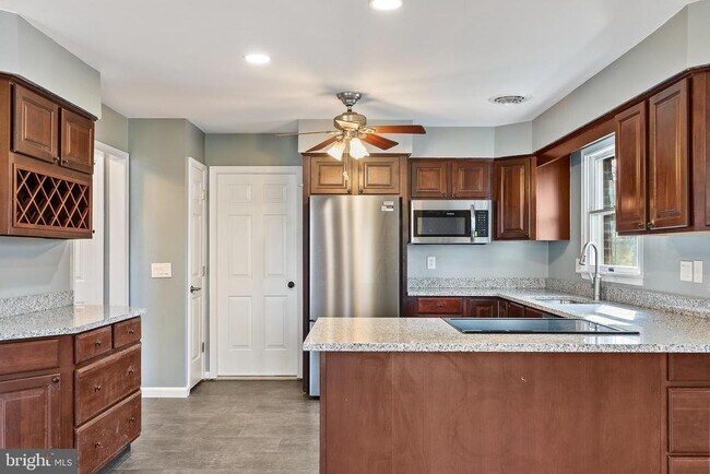 Building Photo - 122 Stuart Dr