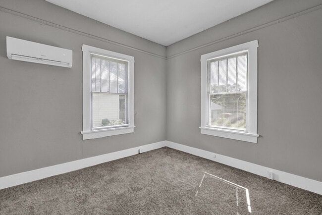 Building Photo - 2221 Gurnee Ave