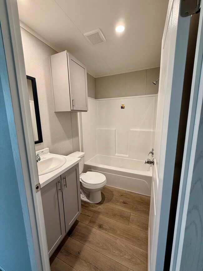 Building Photo - 10 River Rd