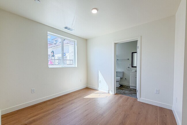 Building Photo - 423 E 31st St