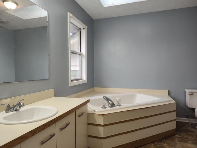 Building Photo - 6724 Willowbrook Dr