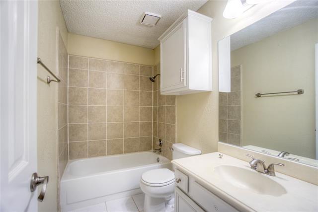 Building Photo - 2218 Meadowstone Dr