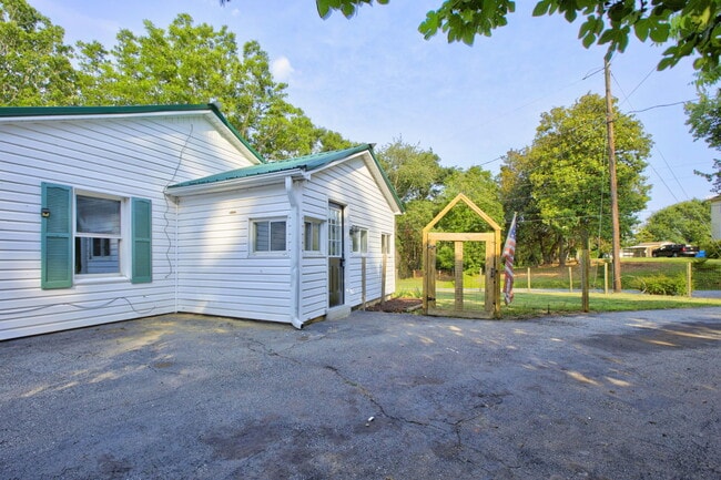 Building Photo - 611 Holston Creek Church Rd
