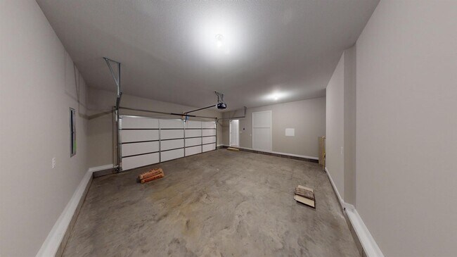 Building Photo - 3 bedrooms almost brand new house
