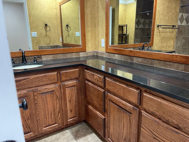 Building Photo - Beautiful 3 Bedroom Home, Zia School District!