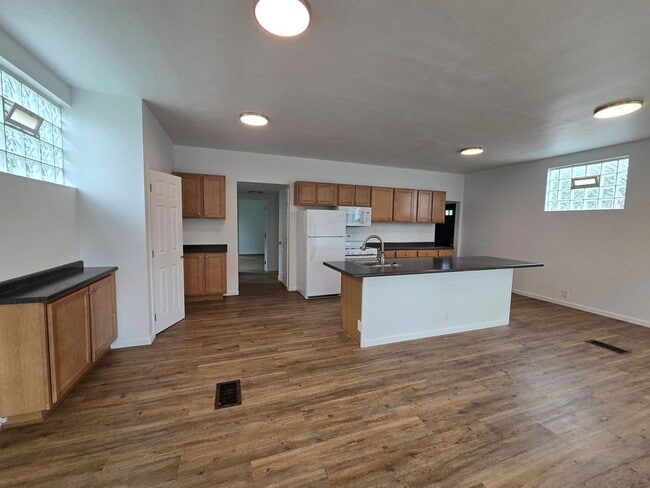 Building Photo - 2 Bedroom 1 Bathroom - Single Floor Living