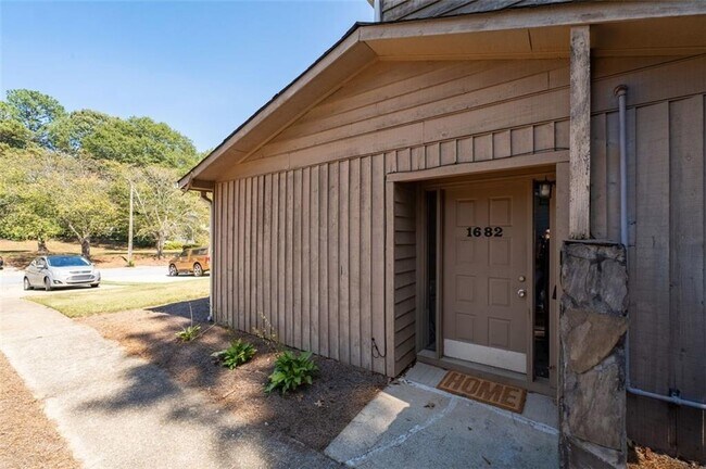 Building Photo - 1682 Wynndowne Trail