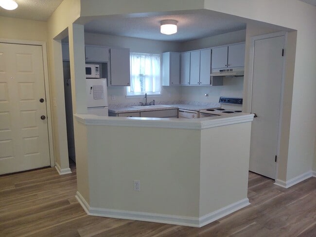 Building Photo - Charming 2 bedroom with enormous backyard.