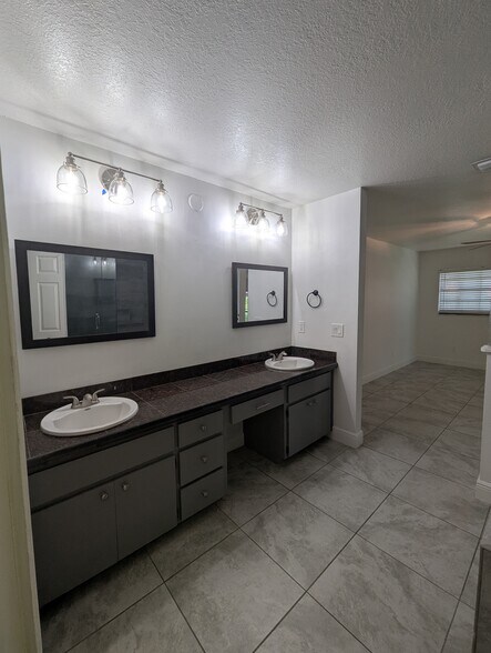 Building Photo - 7536 Fenwick Cove Ln