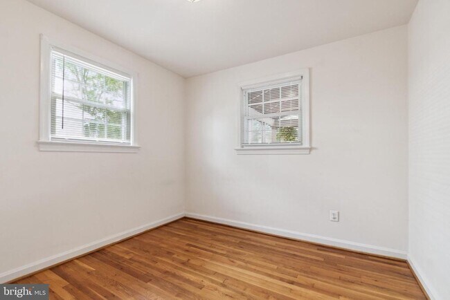 Building Photo - 9923 Mayfield Dr