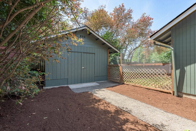 Building Photo - 2817 Applewood Ln