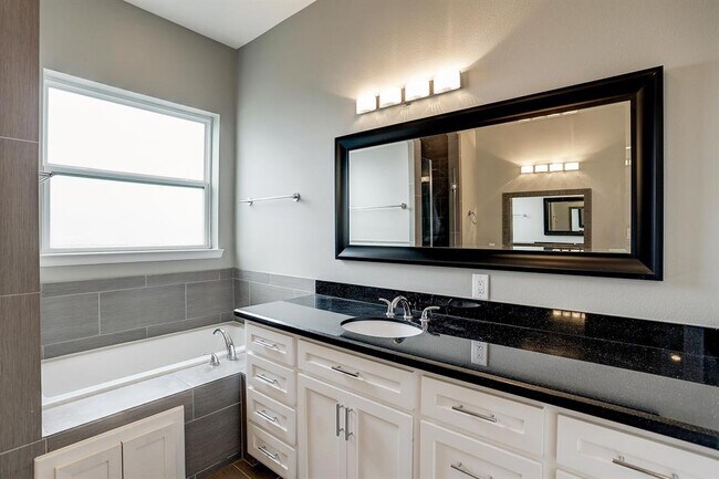 Building Photo - 2613 Waugh Dr