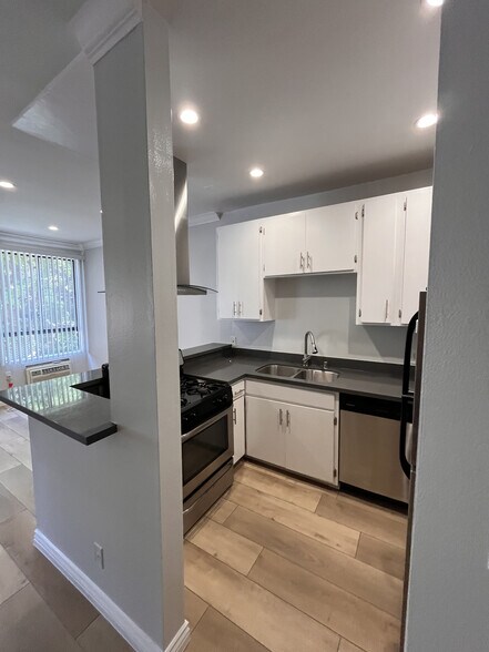 Building Photo - 2107 N Beachwood Dr