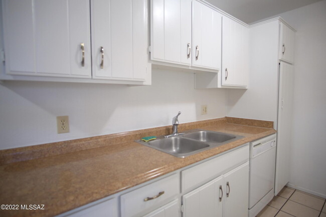 Building Photo - 6625 E Golf Links Rd
